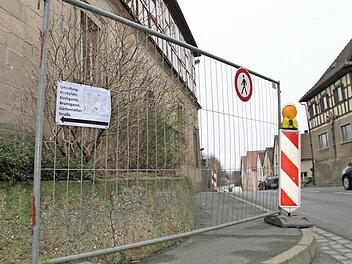 Nach einer Notsicherung der Bausubstanz des alten Brauhauses soll der Gehweg wieder für Fußgänger freigegeben werden. Ein Fußgängertunnel ließ sich aus verschiedenen Gründen nicht realisieren.  Foto: Gerda Völk