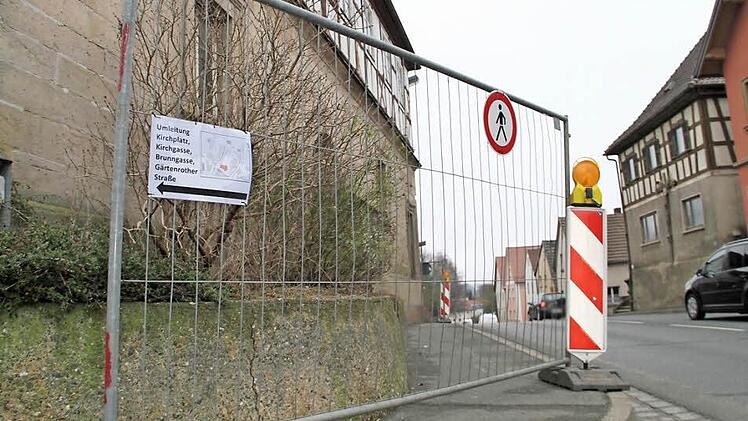 Nach einer Notsicherung der Bausubstanz des alten Brauhauses soll der Gehweg wieder für Fußgänger freigegeben werden. Ein Fußgängertunnel ließ sich aus verschiedenen Gründen nicht realisieren.  Foto: Gerda Völk