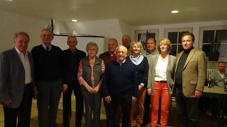 Ehrungen beim TC Rot-Weiß (von links): Vorsitzender Klaus Beck, Ottokar Wurzer, Gustav Streng, Doris Albert, Horst Pagel, Dietmar Schmidt, Günter Pagel, Sabine Grünberg, Horst Dettmar, Sabine Dittrich und Präsident Hans Markwalder. Foto: TC Rot-Weiß