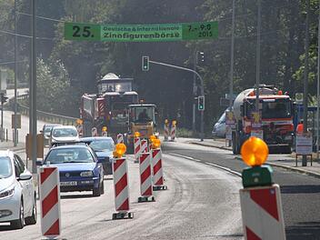 Die Bauarbeiten auf der B85 und der Bayreuther Straße haben begonnen. Erst am 24. August ist die Bundesstraße wieder in beiden Richtungen befahrbar. Fotos: Alexander Hartmann