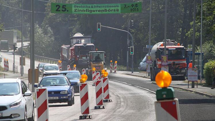 Die Bauarbeiten auf der B85 und der Bayreuther Straße haben begonnen. Erst am 24. August ist die Bundesstraße wieder in beiden Richtungen befahrbar. Fotos: Alexander Hartmann