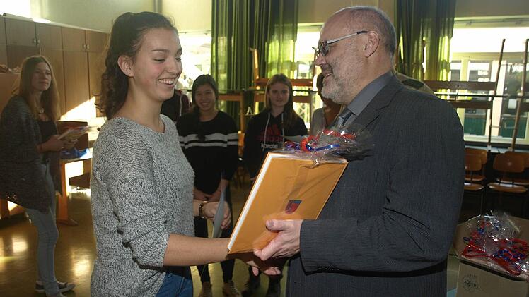 Anerkennung: Bürgermeister Franz Kuhn überreicht Olivia Stichler ein Geschenk. Foto: Stefan Geiger