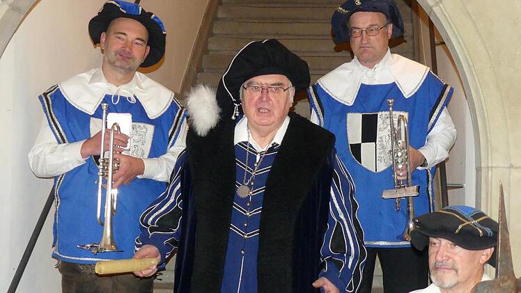 Gastronom Günter Limmer begrüßte als Burgherr die Gäste am Aufgang zum Festsaal. Foto: Dieter Hübner