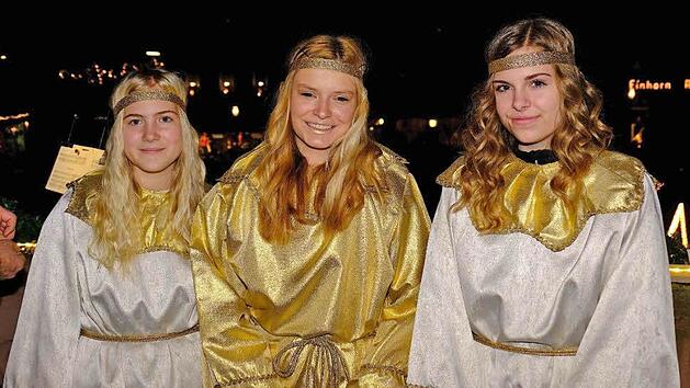 Mit ihrer Weihnachtsbotschaft vom Rathausbalkon gaben Christkind Christina Densch und ihre beiden Engel Hanna und Jennifer das Startsignal f&uuml;r den Hammelburger Adventsmarkt.  Fotos: Gerd Schaar