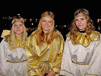 Mit ihrer Weihnachtsbotschaft vom Rathausbalkon gaben Christkind Christina Densch und ihre beiden Engel Hanna und Jennifer das Startsignal für den Hammelburger Adventsmarkt.  Fotos: Gerd Schaar