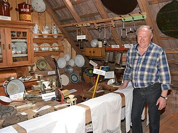 Heinrich Muth vor Exponaten in der Museumsscheune Foto: Björn Hein