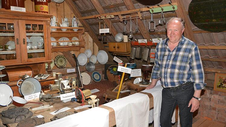 Heinrich Muth vor Exponaten in der Museumsscheune Foto: Björn Hein