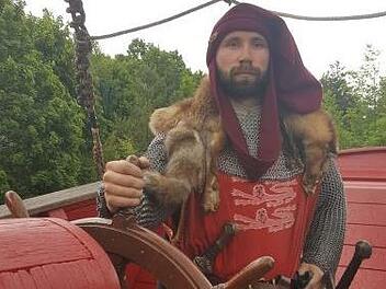 Max von Eisenschild am Steuer einer Kogge (im Playmobil Fun Park in Zirndorf). Mittelaltergruppen werden gern angefragt, um an Aktionstagen solche Parks zu beleben - und in diesem Fall passt die Kogge sogar zur Geschichte von Neu-Boffeld: Der fiktive Mittelalterstaat, Bestandteil der "Splitterlande", wickelt seine Geschäfte und Reisen meist auf Koggen ab. Das Flaggschiff heißt "Blutiger Trommler". Foto: privat