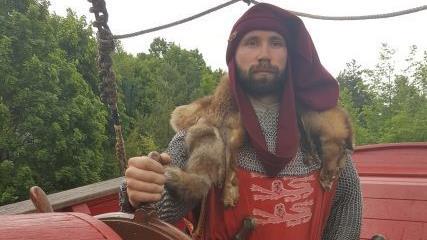 Max von Eisenschild am Steuer einer Kogge (im Playmobil Fun Park in Zirndorf). Mittelaltergruppen werden gern angefragt, um an Aktionstagen solche Parks zu beleben - und in diesem Fall passt die Kogge sogar zur Geschichte von Neu-Boffeld: Der fiktive Mittelalterstaat, Bestandteil der "Splitterlande", wickelt seine Geschäfte und Reisen meist auf Koggen ab. Das Flaggschiff heißt "Blutiger Trommler". Foto: privat