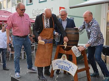 Bieranstich auf dem Marktplatz: Auf dem Bild sind (von links) Klaus Bollwein, OB Kay Blankenburg, Thomas Leiner und Ralf Ludewig. Peter Rauch