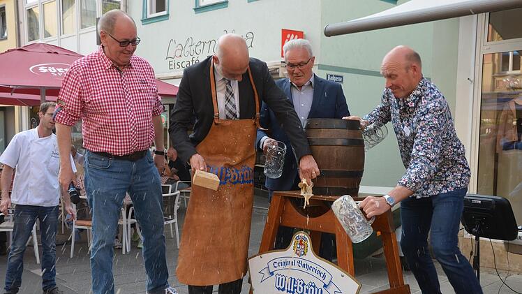 Bieranstich auf dem Marktplatz: Auf dem Bild sind (von links) Klaus Bollwein, OB Kay Blankenburg, Thomas Leiner und Ralf Ludewig. Peter Rauch