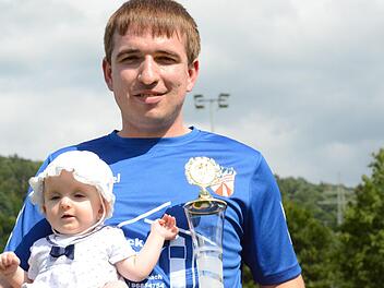 Gewann mit 22 Treffern den Torjäger-Pokal der Saale-Zeitung: Heiko Seufert, mit Tochter Lina im Arm.Jürgen Schmitt