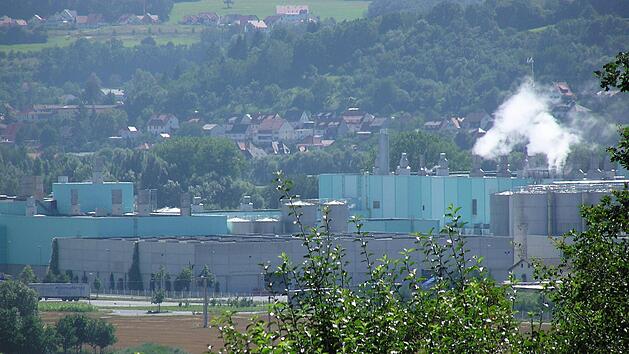 In der Papierfabrik in Eltmann (Ha&szlig;berge, Unterfranken) ist es am Montagmorgen (3. Juni 2019) zu Rauchentwicklung gekommen. Foto: arm/Archiv