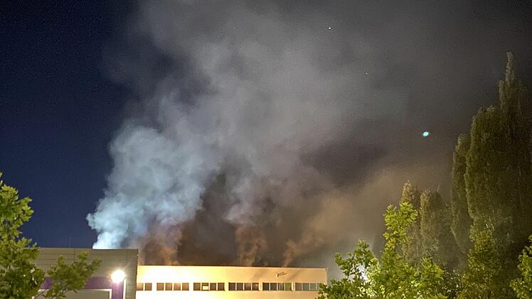 Rauch dringt aus Lagerhalle in Nürnberg: Tabak in Brand geraten