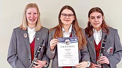 Auf dem Foto von links: Miriam Ammersbach, Hannah Glaser und Sarah Hippler nach der bestandenen D1 Prüfung auf Klarinette.