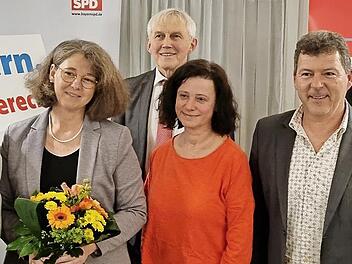 Der neue Vorstand der SPD Bischberg (von links): Stellvertreter Johannes Rahmer, Erste Vorsitzende Elke Bärmann (mit Blumen), Theo Schnörer (Schriftführer), Andrea Göller (Kassiererin) und ganz rechts Alois Pfohlmann (stellv. Vorsitzender). Es feh...