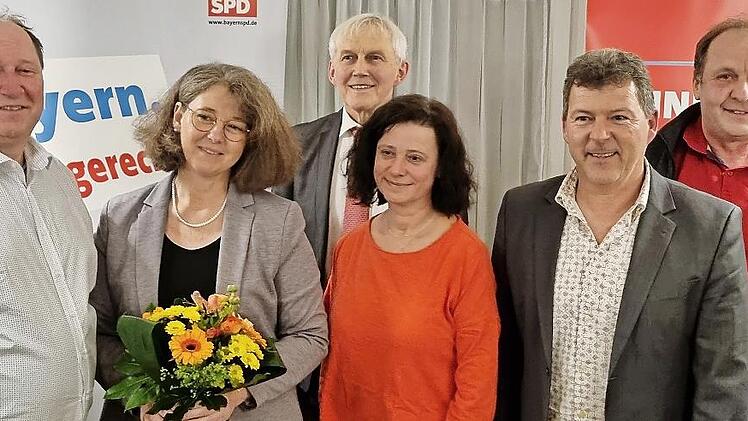 Der neue Vorstand der SPD Bischberg (von links): Stellvertreter Johannes Rahmer, Erste Vorsitzende Elke Bärmann (mit Blumen), Theo Schnörer (Schriftführer), Andrea Göller (Kassiererin) und ganz rechts Alois Pfohlmann (stellv. Vorsitzender). Es feh...