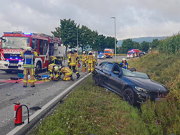 Kreis Forchheim: Auto kollidiert mit Bus - Fahrer eingeklemmt und schwer verletzt