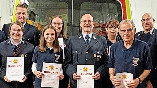 Ehrungen standen bei der Freiwilligen Feuerwehr Zeitlofs an: (von links) Anna-Lena Hereth, Martin R&ouml;der, Greta Ullrich, Rica Hereth, Oliver Lamp, Monika Buberl, Reinhold Weitzel und Joachim Weichert.