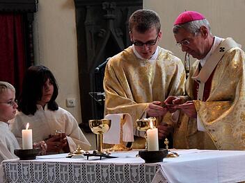 Zusammen mit Erzbischof Ludwig Schick nahm Grzegorz Grinn eine Firmung vor.Fotos: Johanna Blum