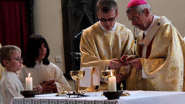 Zusammen mit Erzbischof Ludwig Schick nahm Grzegorz Grinn eine Firmung vor.Fotos: Johanna Blum
