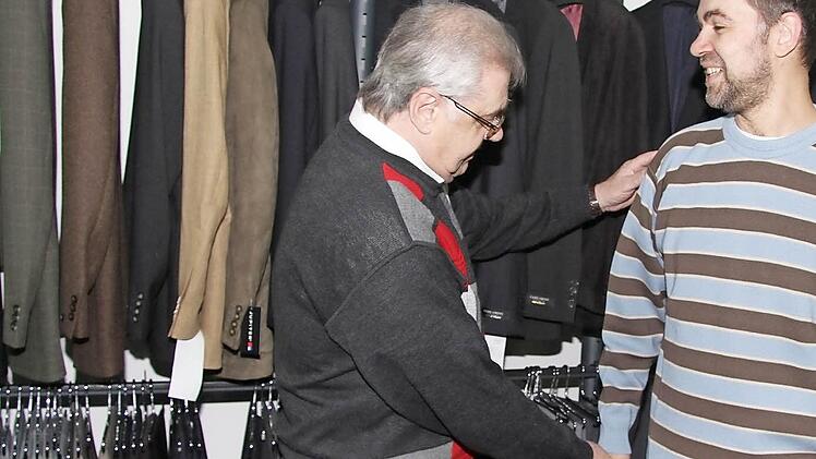 Passt perfekt: Bernd Richter lässt sich gerne beraten.