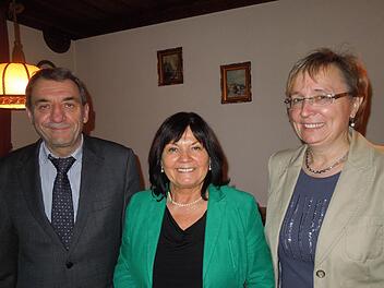 Birgit Beyer, Gertrud Bühl und Oskar Ebert (v. re.) stellten sich in Breitbrunn den Teilnehmern der Nominierungsveranstaltung der "Freien Wähler". Foto: Sabine Meißner