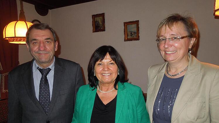 Birgit Beyer, Gertrud Bühl und Oskar Ebert (v. re.) stellten sich in Breitbrunn den Teilnehmern der Nominierungsveranstaltung der "Freien Wähler". Foto: Sabine Meißner