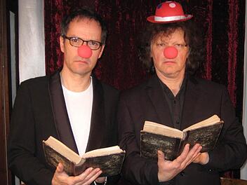 Loten den tieferen Sinn im Fasching aus: Carl Herbert Braun und Martin Neubauer. Foto: Brentano-Theater