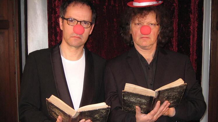Loten den tieferen Sinn im Fasching aus: Carl Herbert Braun und Martin Neubauer. Foto: Brentano-Theater