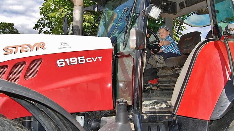 Früh übt sich, doch noch ist der riesige Schlepper etwas zu groß.