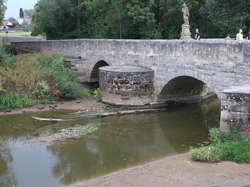 Das niedrige Wasser unter der alten Aischbrücke legt Sand- und Schlammbänke frei.  Foto: Andreas Dorsch