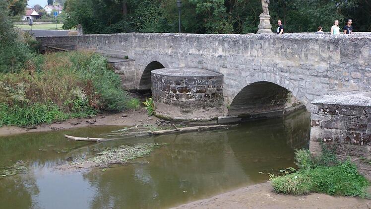 Das niedrige Wasser unter der alten Aischbrücke legt Sand- und Schlammbänke frei.  Foto: Andreas Dorsch