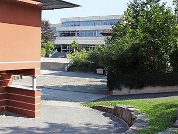 Noch herrscht Ruhe auf dem Gelände des Schulzentrums. Am Dienstag wird sich das ändern. Mit dabei auch 16 Kinder aus Flüchtlingsfamilien, darunter auch ein Junge, der von der Grundschule in die fünfte Klasse des Friedrich-Rückert-Gymnasiums wechselt. Foto: Ralf Kestel