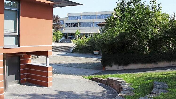 Noch herrscht Ruhe auf dem Gelände des Schulzentrums. Am Dienstag wird sich das ändern. Mit dabei auch 16 Kinder aus Flüchtlingsfamilien, darunter auch ein Junge, der von der Grundschule in die fünfte Klasse des Friedrich-Rückert-Gymnasiums wechselt. Foto: Ralf Kestel