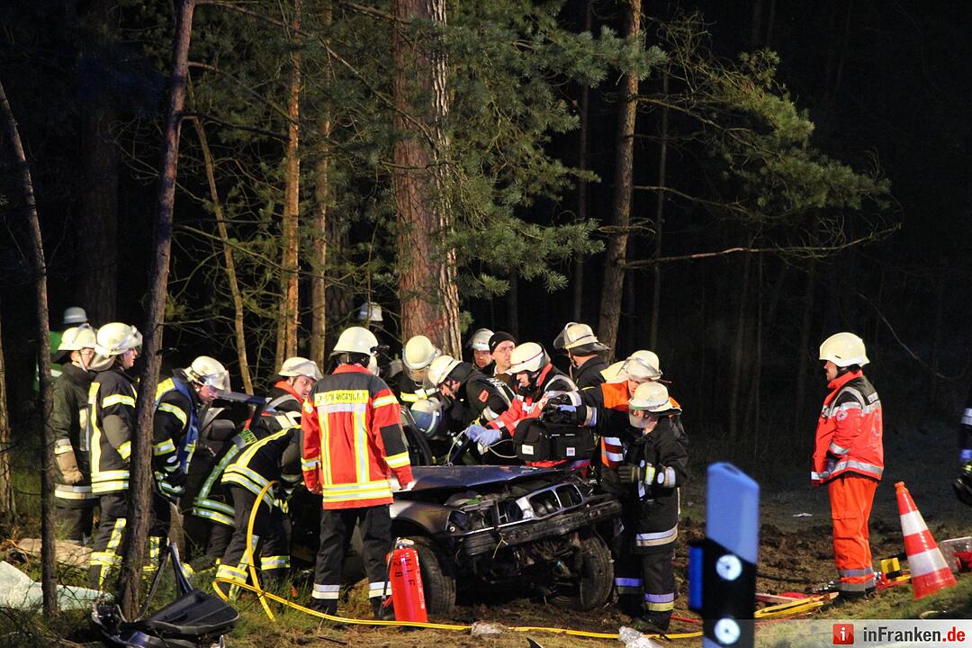 BMW wickelt sich um Baum - Fahrer schwerst eingeklemmt
