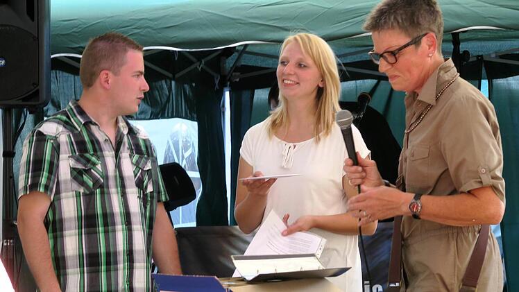 Zweite Bürgermeisterin Jutta Köhler lobt die Jugendleiter Anna und Stefan und übergibt ein Geschenkuvert
