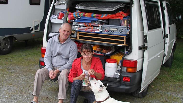 Harald Pröhl (64) und seine Freundin Anna Iselt (61) machen mit Hund Carla Urlaub in Kulmbach. Foto: Sonny Adam