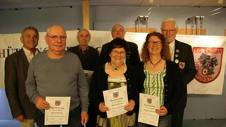 Die Geehrten: für 25 Jahre Karl Bauerreis und Georg Großkopf, für 30 Jahre die Gründungsmitglieder Rainer Brohm, Bärbel Dorner, Angelika und Wolfgang König, Christoph Volkmar Foto: S. Hubele