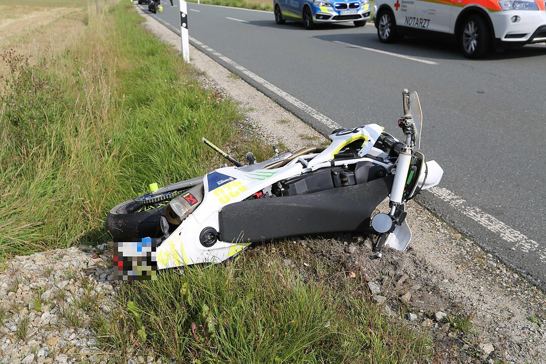 Tödlicher Unfall bei Weißenstadt: Motorradfahrer prallt gegen Schutzplanke