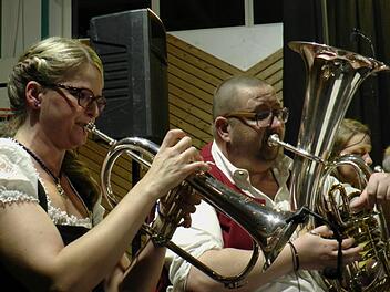 Diana Ferenz am Flügelhorn und Christian Schwenk am Tenorhorn präsentierten das Solo "Zwei Musikantenherzen".Christian Licha