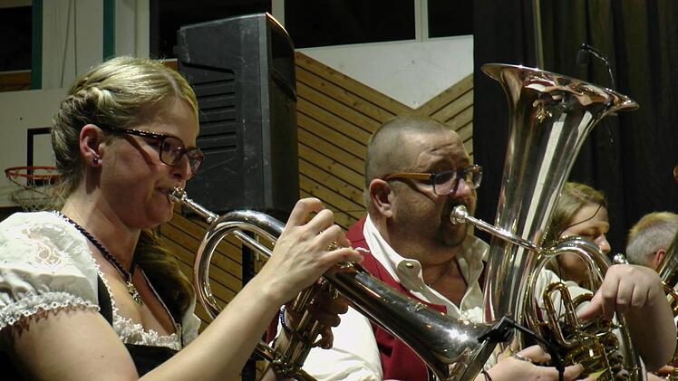 Diana Ferenz am Flügelhorn und Christian Schwenk am Tenorhorn präsentierten das Solo "Zwei Musikantenherzen".Christian Licha