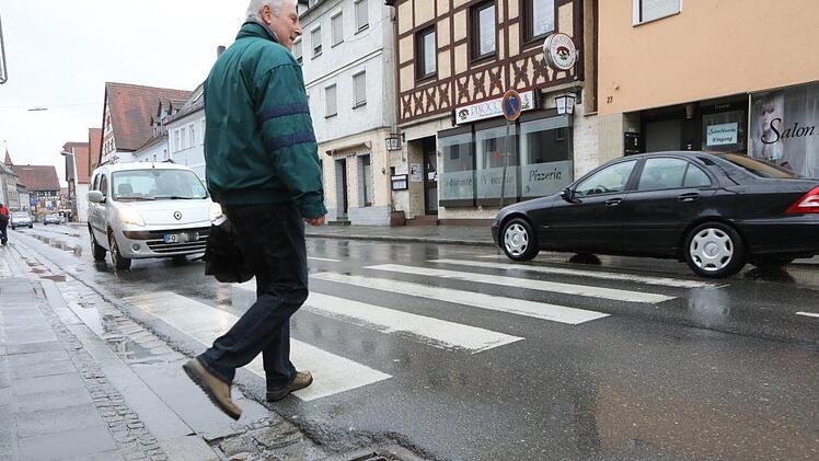 Natürlich gibt es in Forchheim auch Autofahrer, die an einem Zebrastreifen anhalten. So wie hier in der Bamberger Straße. Foto: Barbara Herbst