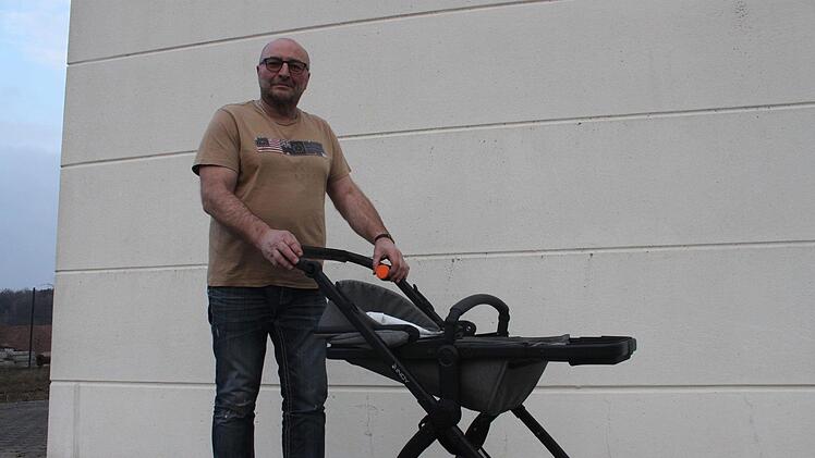 Michael Fleischmann  ist stolz auf den Prototypen der Kinderwagenbremse. Foto: Stefanie Gleixner