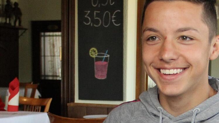 Ein Schüler mit der Hauptspeise