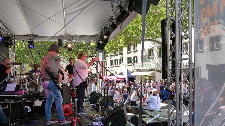 Die Blues- & Jazzmusiker lockten in Bamberg die Scharen, nicht aber die offenen Geschäfte. Foto: Marion Krüger-Hundrup