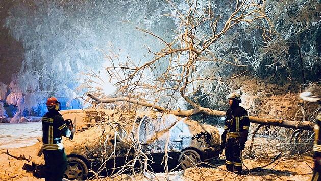 Weil sich der schwere Schnee in die Baumkronen setzte, st&uuml;rzten B&auml;ume auf Stra&szlig;en und Autos. Fotos: Sebastian Weber/Kreisbrandinspektion (1)/ Franziska Rieger (2)