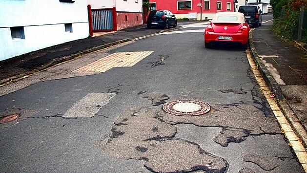Die Sanierung der Bergstra&szlig;e in Rannungen ist dringend erforderlich, wie  unser Bild beweist. Doch auch die Kan&auml;le sind marode. Pl&auml;ne und Kostenvoranschl&auml;ge lagen in der Sitzung vor, indes es fehlt das Geld.Foto: Dieter Britz