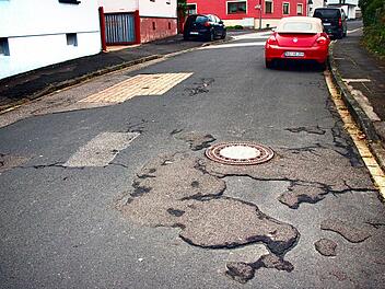 Die Sanierung der Bergstraße in Rannungen ist dringend erforderlich, wie  unser Bild beweist. Doch auch die Kanäle sind marode. Pläne und Kostenvoranschläge lagen in der Sitzung vor, indes es fehlt das Geld.Foto: Dieter Britz