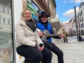 Die S&auml;ngerin Elena Kleinschrod und der Gitarrist Rainer Schediwak vom "Friday-Night-Duo" er&ouml;ffneten die Schweinfurter Stra&szlig;enmusikreihe.